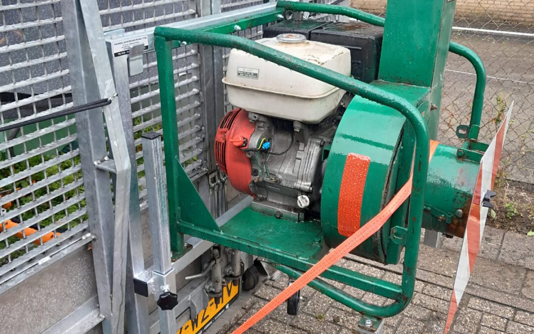 Bladzuiger op aanhanger gemaakt